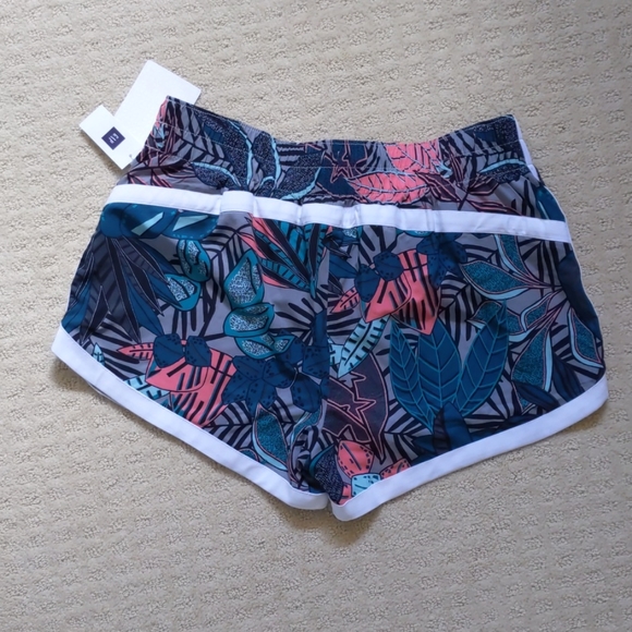 GAP women's running shorts NWT - Picture 2 of 5
